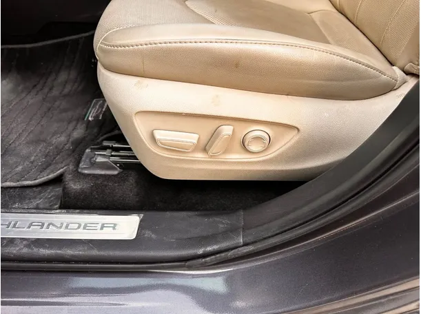 Car image 30