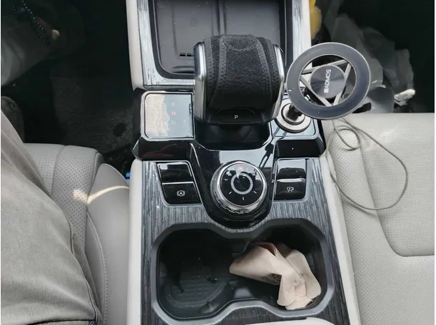 Car image 24