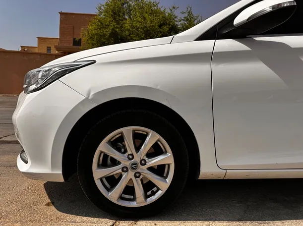 Car image 9