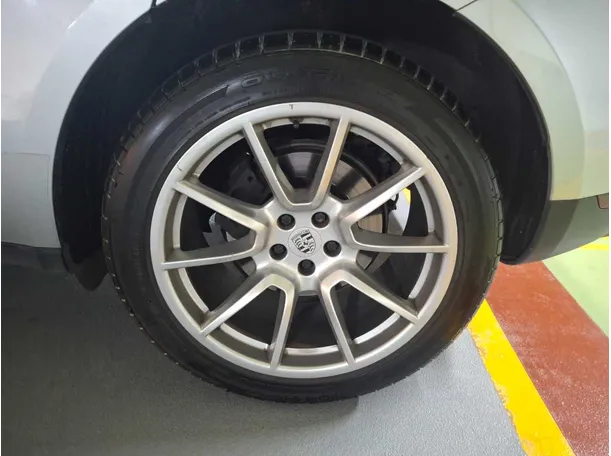 Car image 9