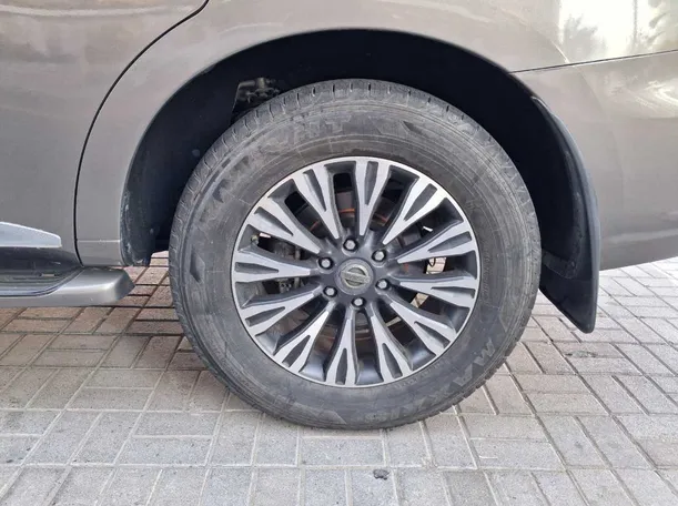 Car image 9