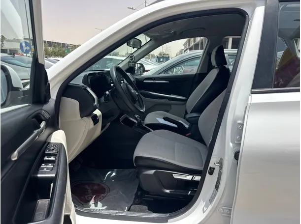 Car image 10