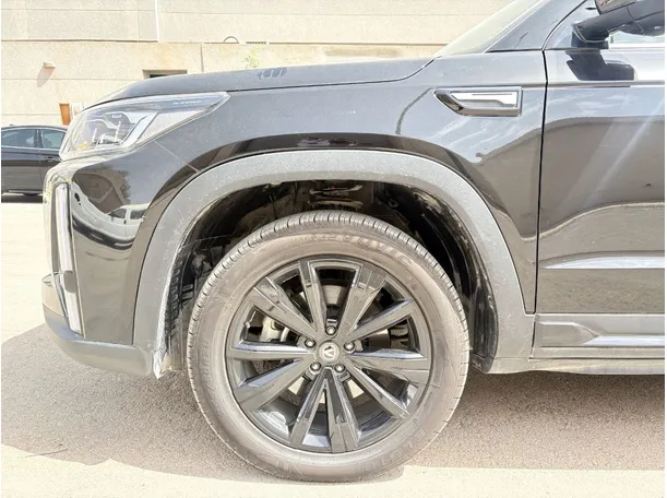 Car image 9