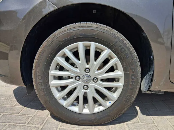Car image 9