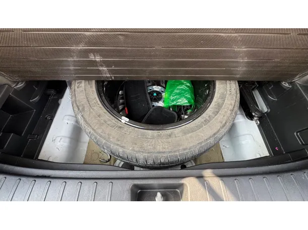 Car image 26