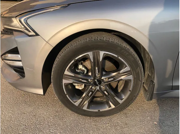 Car image 10