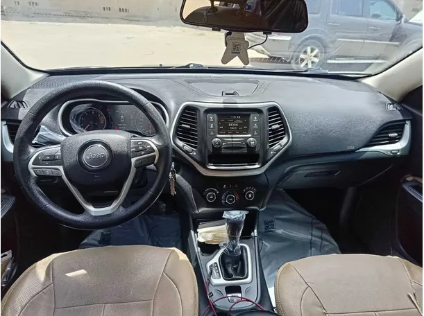 Car image 18