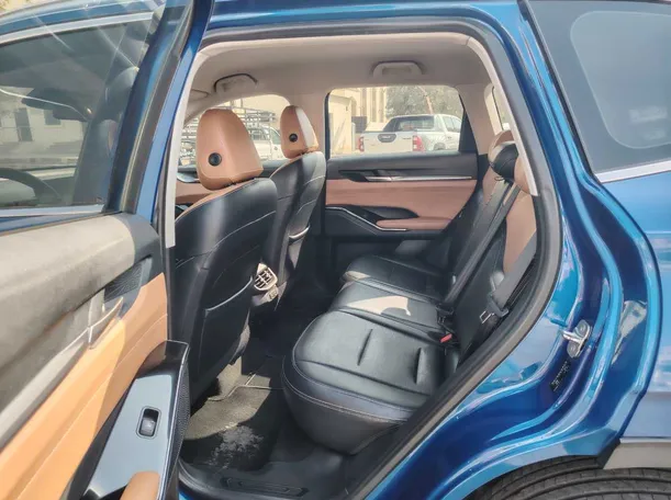 Car image 16