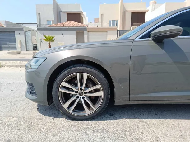 Car image 9