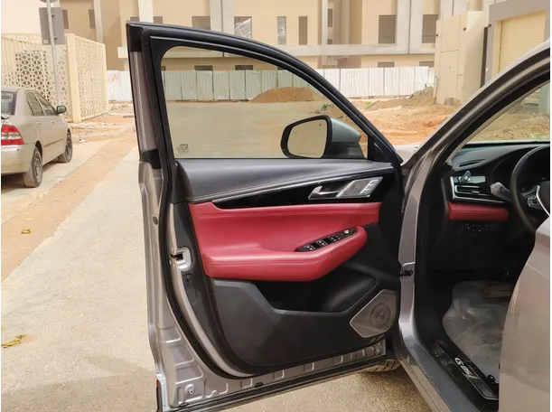 Car image 12