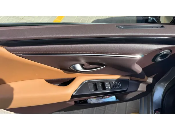 Car image 25
