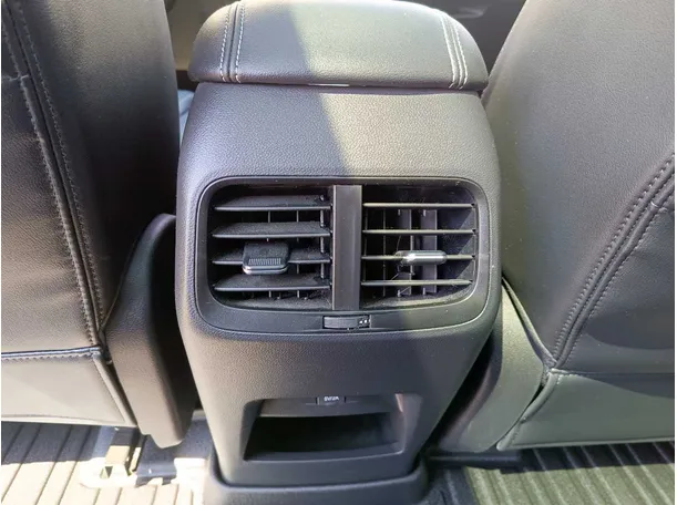 Car image 28