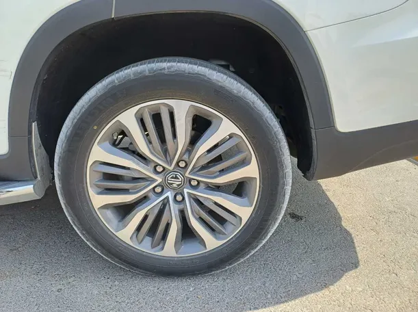 Car image 9