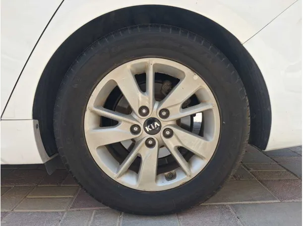 Car image 9