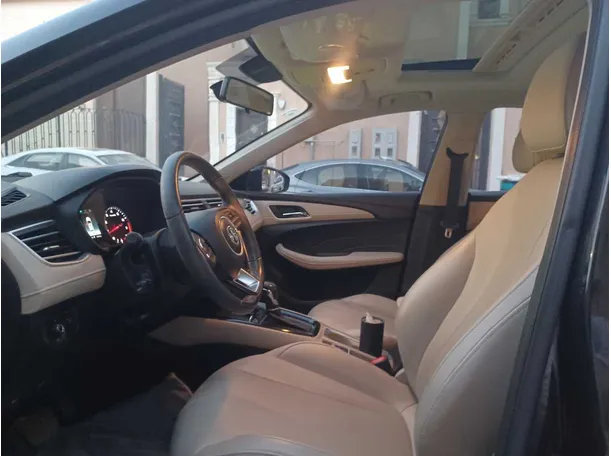 Car image 12
