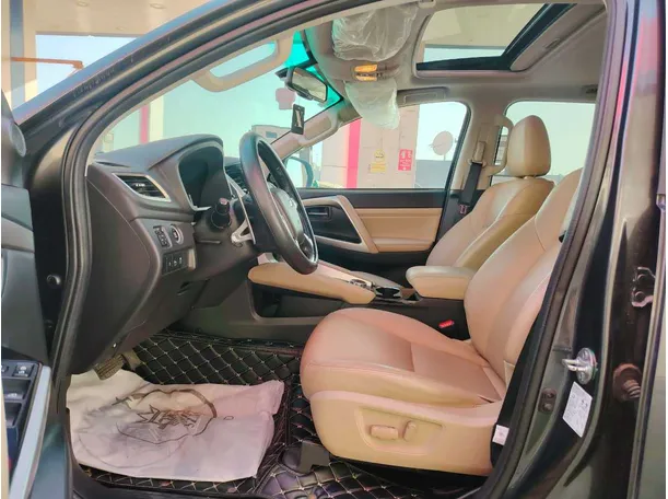 Car image 14