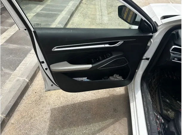 Car image 10