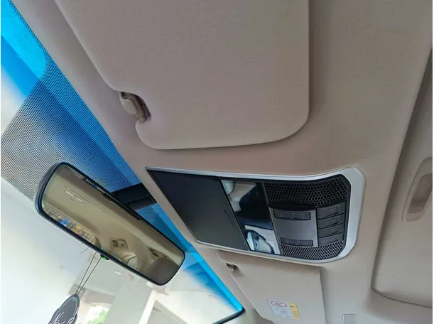 Car image 32