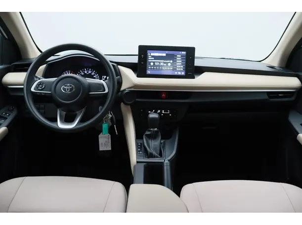 Car image 14