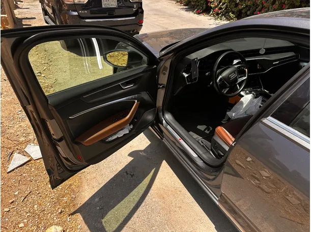 Car image 11