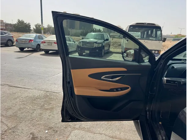 Car image 10