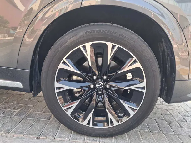 Car image 9