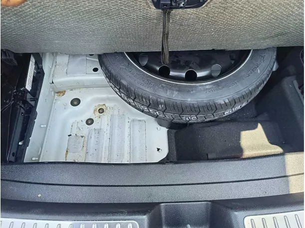 Car image 40