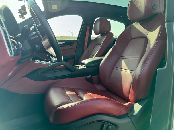 Car image 12
