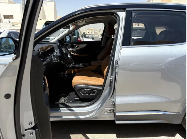 Car image 11