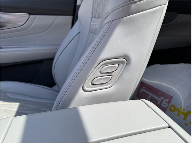 Car image 27