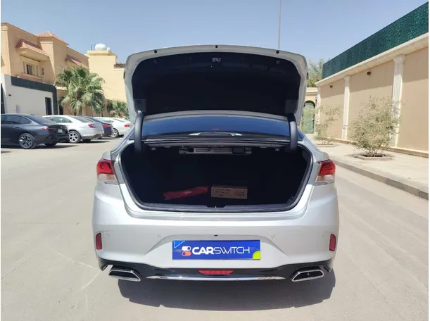 Car image 25