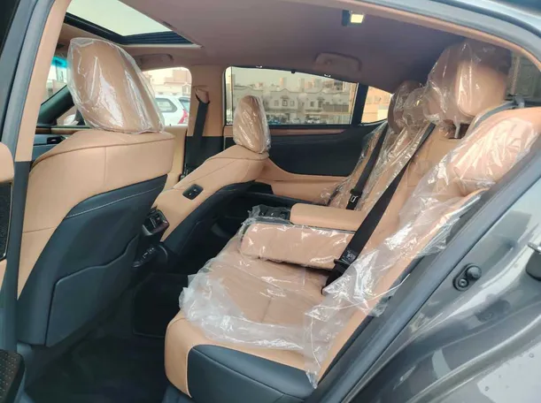 Car image 18