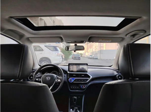 Car image 18