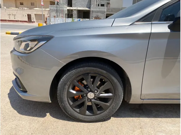 Car image 9