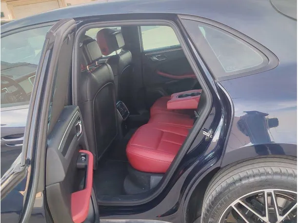 Car image 17