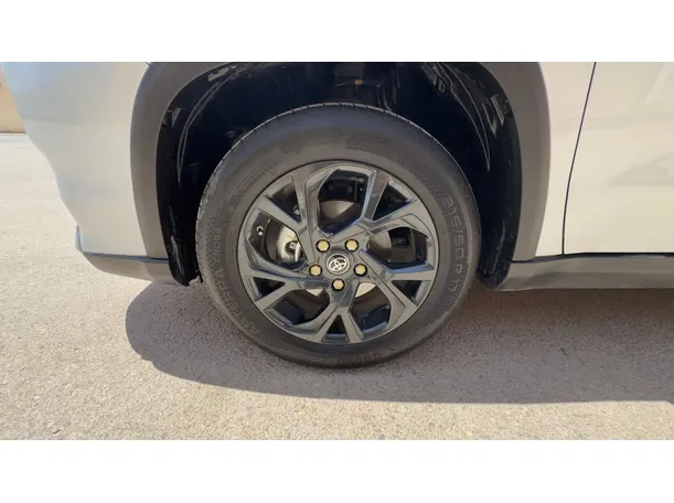 Car image 9