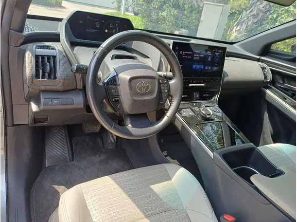Car image 11