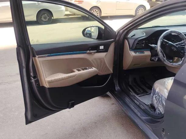 Car image 11