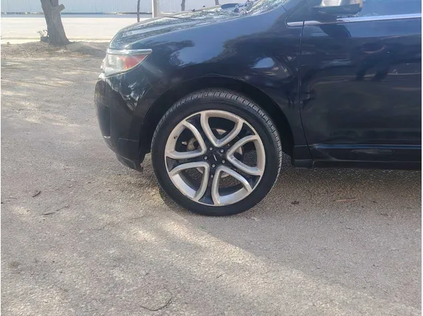 Car image 9