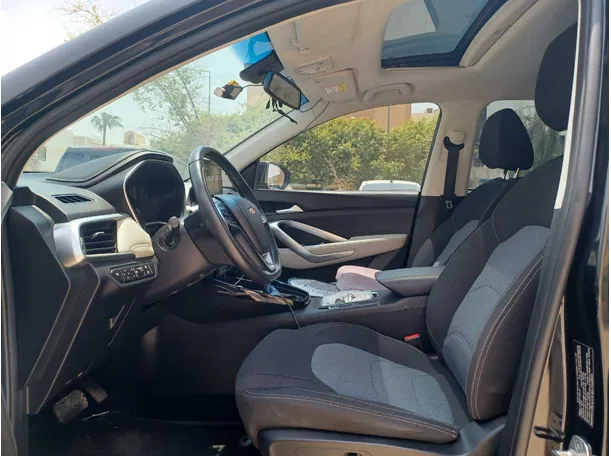 Car image 12