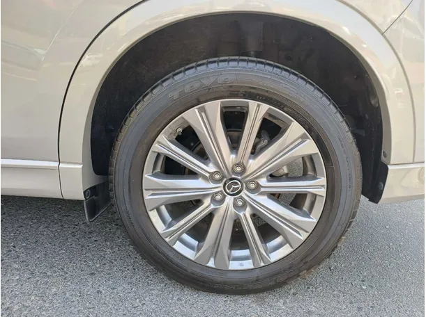Car image 9
