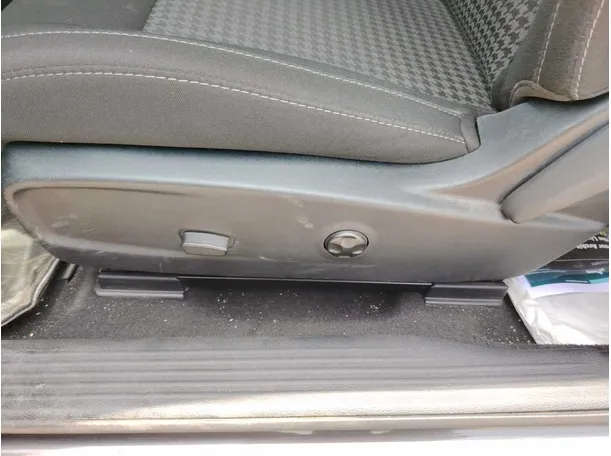 Car image 30