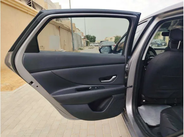 Car image 14