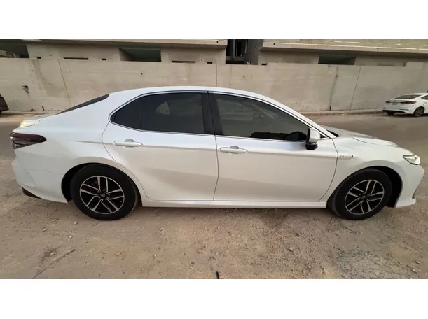 Car image 4
