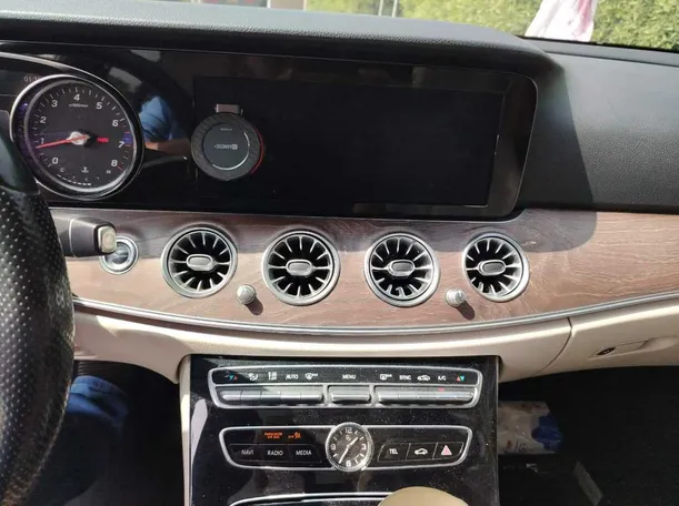 Car image 25