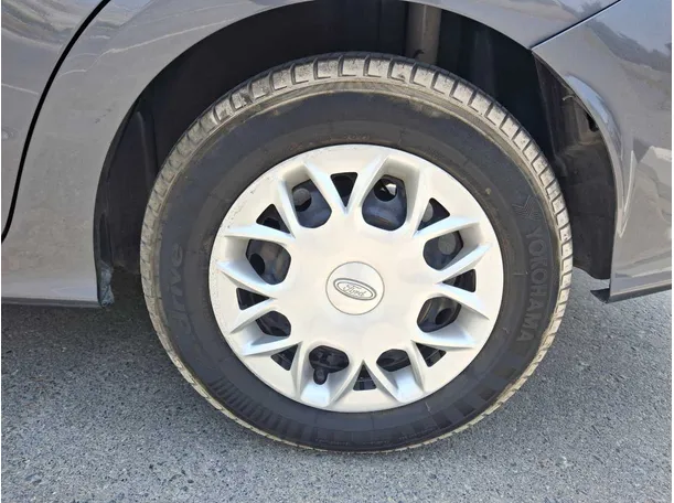Car image 9