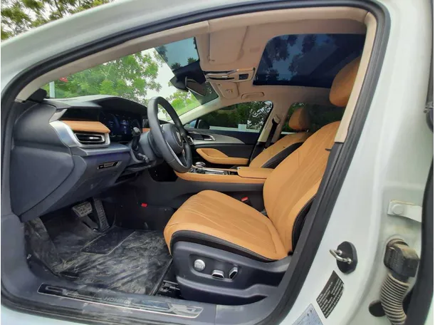 Car image 12