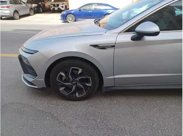 Car image 9