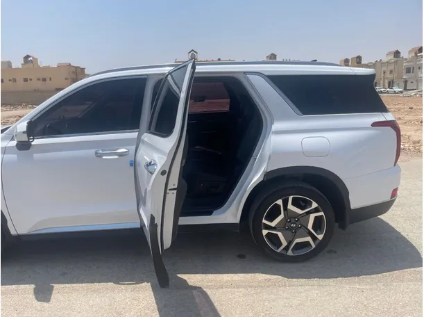 Car image 15