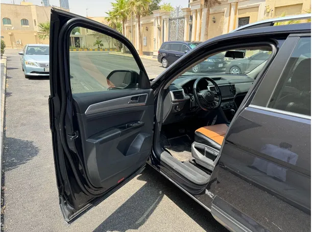 Car image 10